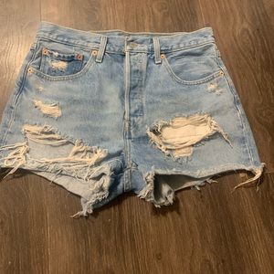 501 - LEVI SHORTS, everyday shorts that goes with a casual fit !